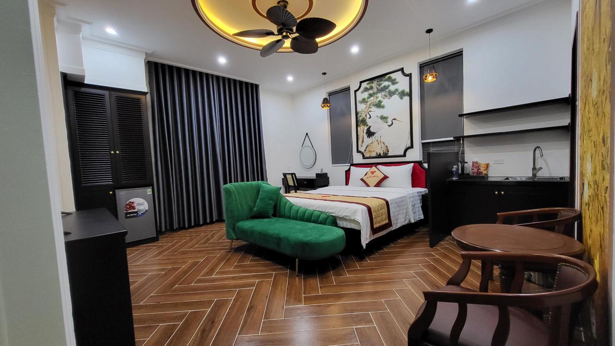 Ruby Hotel Виньлонг Экстерьер фото